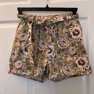 ! We are Sunday’s Ozeta Short Sage Rose Print sz Xs